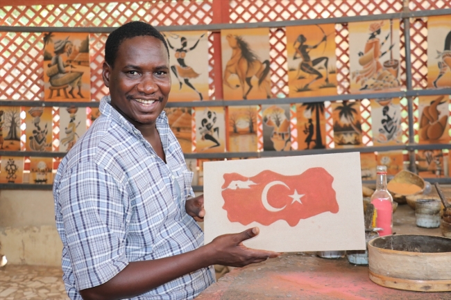 Köle adasının tarihini rengarenk kumlarla tablolara yansıtıyor